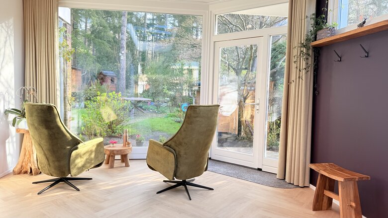 Behandelkamer met uitzicht op de tuin