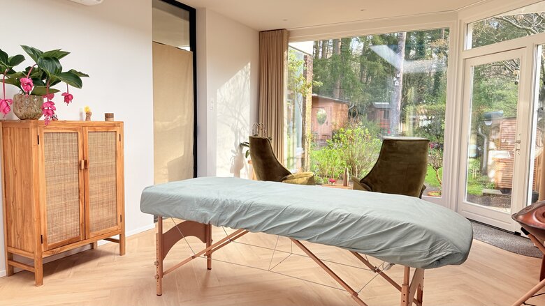 Behandelkamer met massagetafel